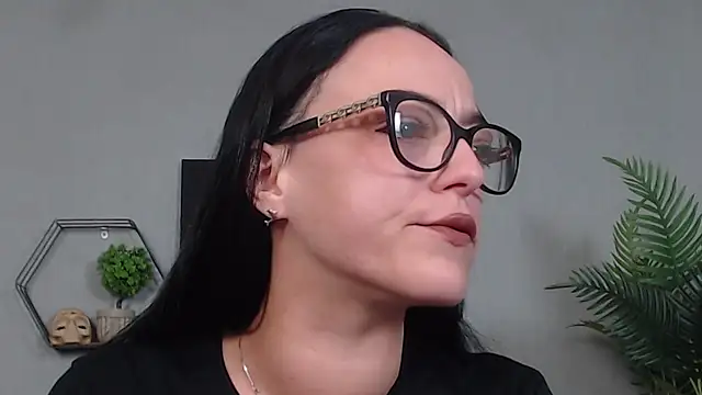 IzabelllNoir online show from May 3, 2026, 9:03 am