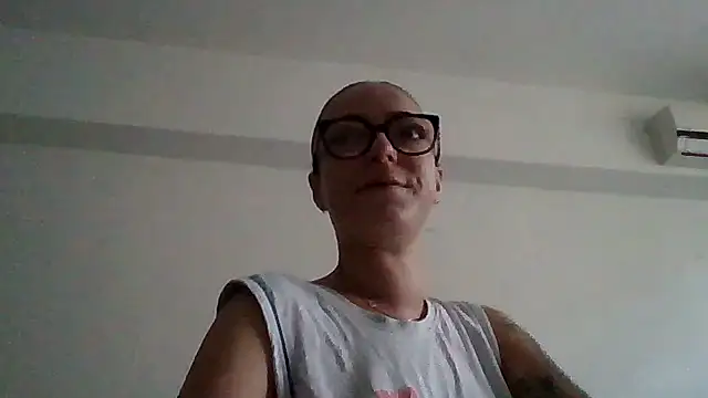 Snapshot of IzabelllNoir chatting on June 9, 2026, 9:43 am IzabelllNoir online show from June 9, 2026, 9:43 am