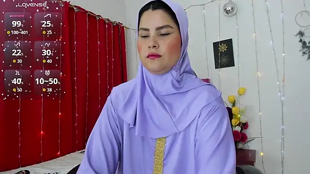 AishaAmin  online show from November 13, 2025, 12:31 pm