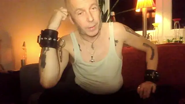 Snapshot of SHARPSkinhead chatting on October 24, 2025, 10:42 pm SHARPSkinhead online show from October 24, 2025, 10:42 pm