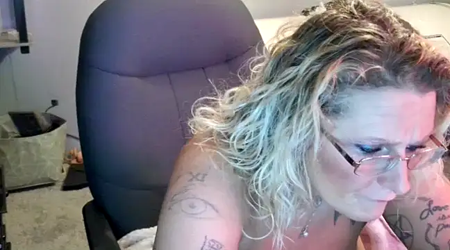 Lisalovely6981 online show from January 22, 2025, 12:27 pm