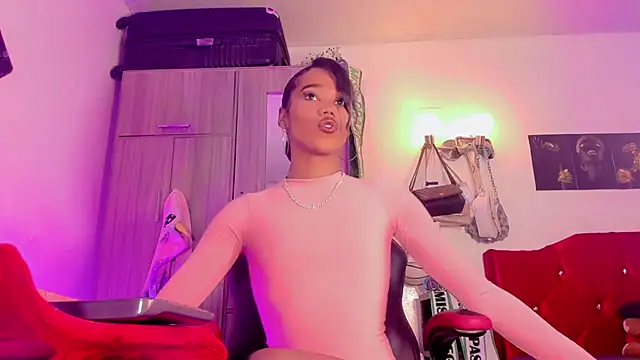 naomy  xx online show from August 6, 2026, 7:09 pm