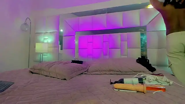 naomy  xx online show from March 19, 2025, 7:27 pm