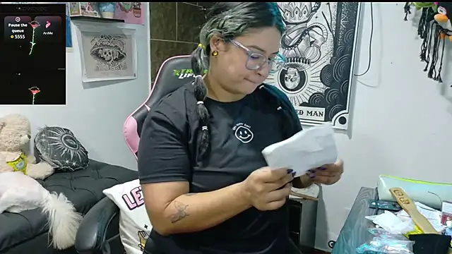 mollyshake1 online show from November 10, 2025, 11:15 am