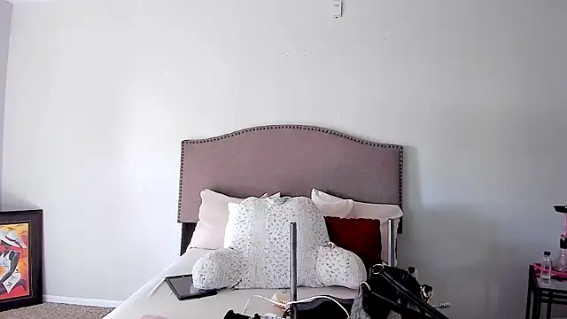 yiauana online show from October 18, 2025, 7:05 pm