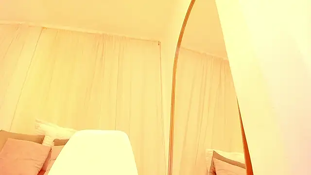 Petite Lucie online show from October 10, 2025, 7:04 pm