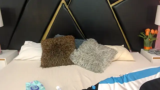 MilanZaire online show from September 13, 2025, 6:52 pm