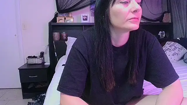 Snapshot of CrystalLakeXO chatting on April 20, 2026, 6:27 am CrystalLakeXO online show from April 20, 2026, 6:27 am