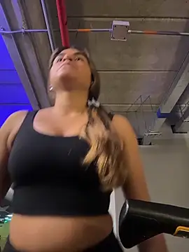 SaraParisi online show from November 13, 2025, 5:06 pm