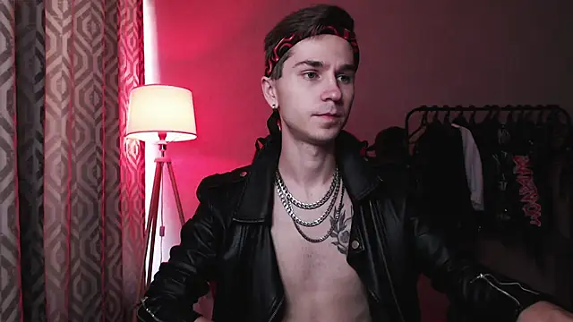 Joseph  Quinn online show from October 10, 2025, 5:41 am