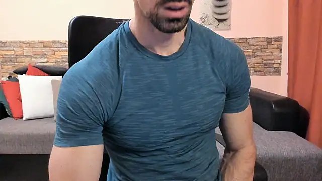 HotHunkTrainer online show from June 18, 2026, 8:35 am
