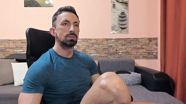 HotHunkTrainer online show from June 13, 2026, 8:01 am
