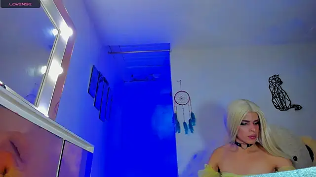 emperatrizhotwolf online show from March 18, 2025, 7:44 am