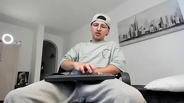 a lejandro 0 8 online show from March 10, 2025, 9:07 pm