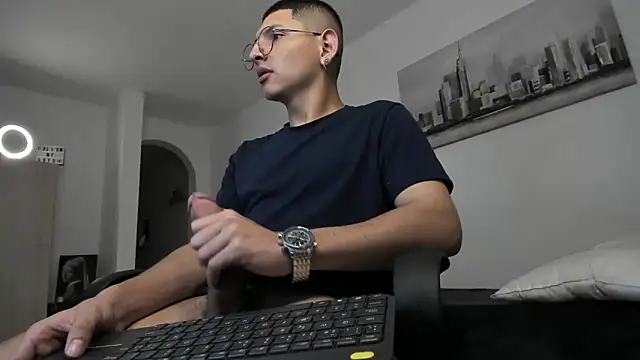 a lejandro 0 8 online show from March 14, 2025, 5:59 am