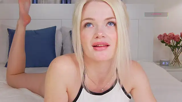 MilaDemies online show from November 28, 2025, 5:18 am