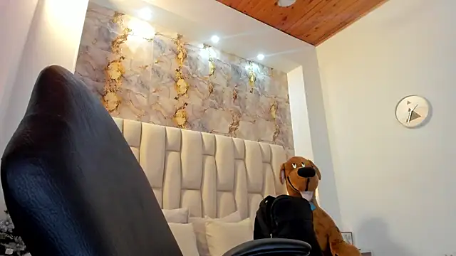 lia mariana online show from December 1, 2025, 6:42 pm