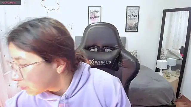 Amy joones online show from September 18, 2025, 11:46 am