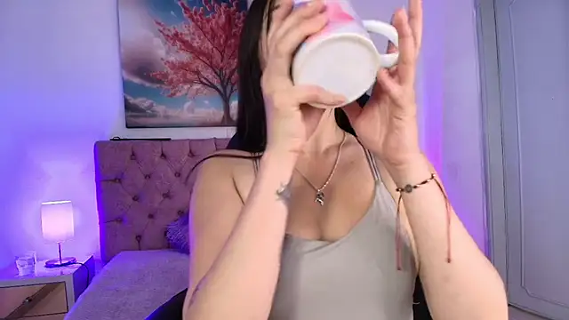 Julianaa Castro  online show from November 18, 2025, 11:35 am