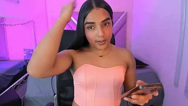 CandyLatinHott online show from February 5, 2026, 4:30 am