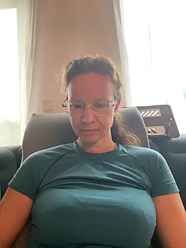 AnnikaRose online show from November 3, 2025, 6:51 am