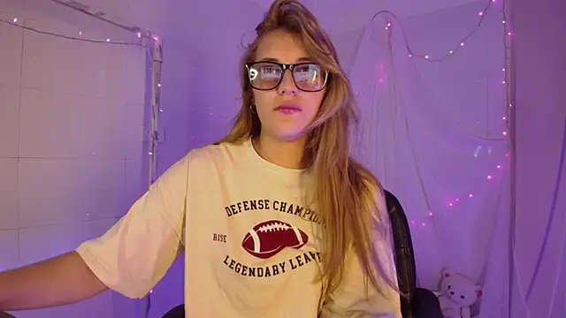 Snapshot of Giia_paiige18 chatting on November 10, 2025, 1:27 pm Giia paiige18 online show from November 10, 2025, 1:27 pm