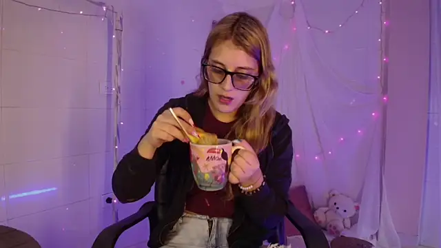 Snapshot of Giia_paiige18 chatting on November 6, 2025, 1:37 pm Giia paiige18 online show from November 6, 2025, 1:37 pm