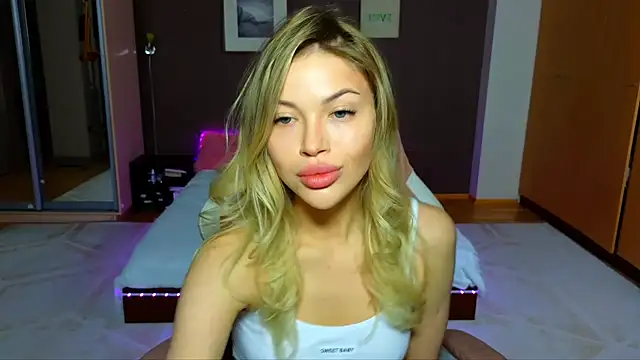 EmmyMills online show from February 13, 2025, 9:27 pm