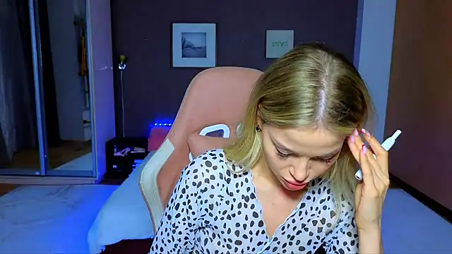 EmmyMills online show from March 17, 2025, 9:35 pm