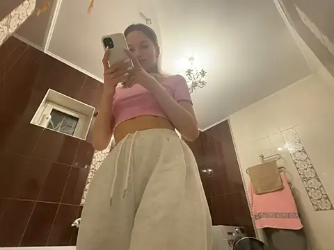 Snapshot of EmmyMills chatting on March 6, 2026, 10:38 pm EmmyMills online show from March 6, 2026, 10:38 pm