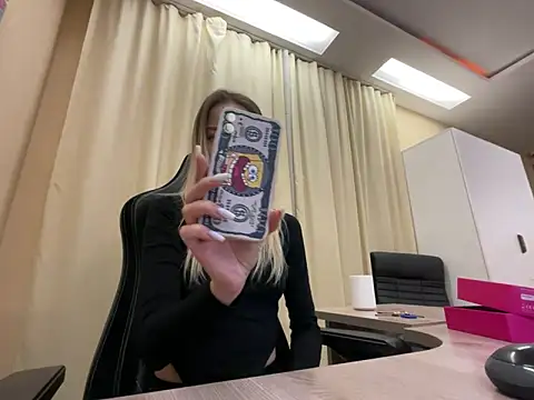 Snapshot of EmmyMills chatting on March 23, 2026, 9:36 pm EmmyMills online show from March 23, 2026, 9:36 pm