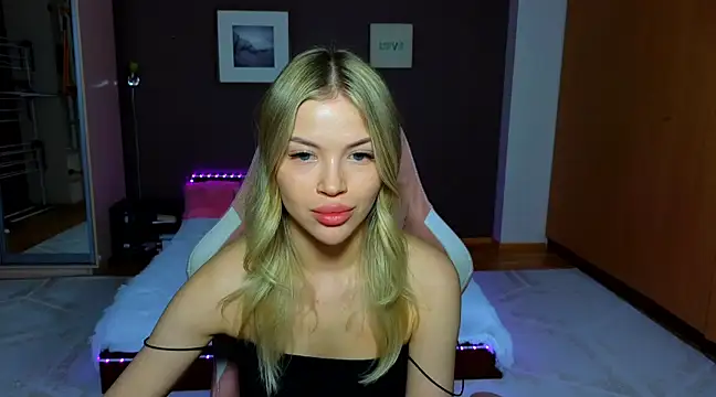 EmmyMills online show from March 4, 2025, 12:18 am