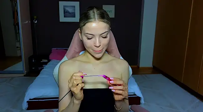 EmmyMills online show from March 4, 2025, 7:01 pm