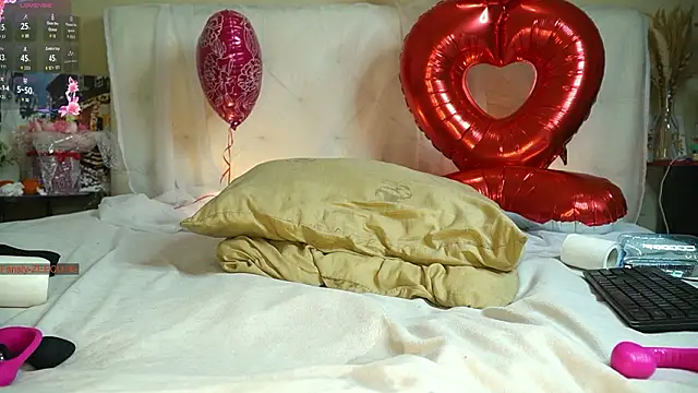 Snapshot of GlitterZOE chatting on February 15, 2026, 7:02 pm GlitterZOE online show from February 15, 2026, 7:02 pm