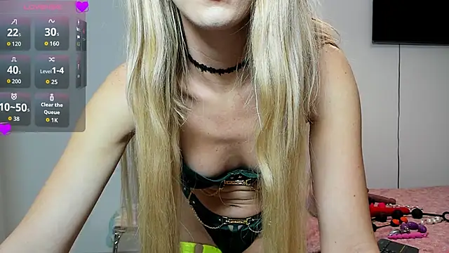 roxannequin66 online show from November 17, 2025, 4:11 pm