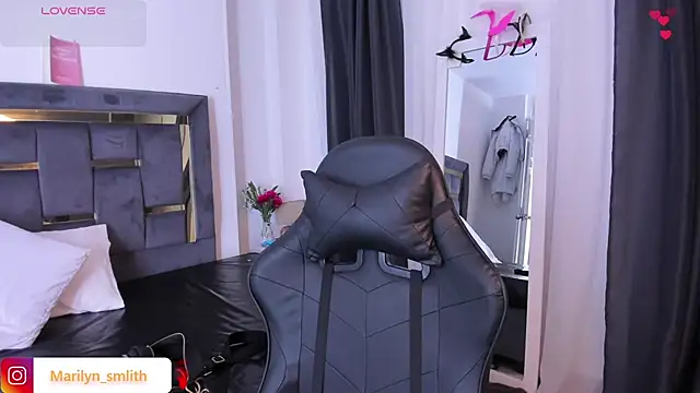 MarilynSmIith online show from November 25, 2025, 1:00 pm