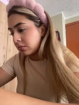 Snapshot of Miabonnett_ chatting on June 19, 2026, 3:40 pm Miabonnett online show from June 19, 2026, 3:40 pm