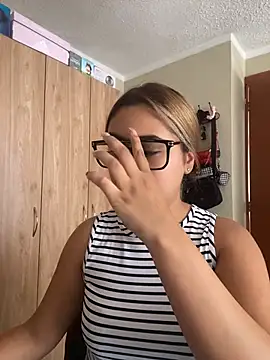 Miabonnett  online show from July 9, 2026, 3:22 pm