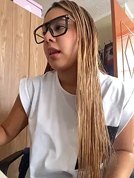 Snapshot of Miabonnett_ chatting on June 10, 2026, 3:24 pm Miabonnett online show from June 10, 2026, 3:24 pm