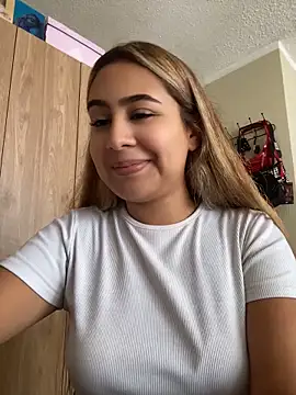 Snapshot of Miabonnett_ chatting on June 16, 2026, 4:51 pm Miabonnett online show from June 16, 2026, 4:51 pm