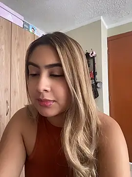 Miabonnett  online show from July 7, 2026, 3:26 pm