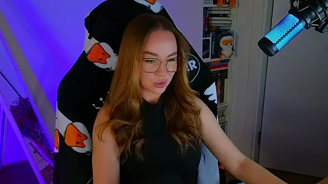 Snapshot of Emili1- chatting on March 19, 2025, 2:13 pm Emili1- online show from March 19, 2025, 2:13 pm