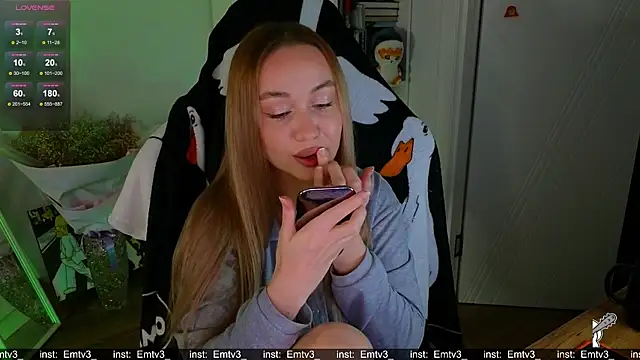 Snapshot of Emili1- chatting on January 12, 2026, 10:00 am Emili1- online show from January 12, 2026, 10:00 am