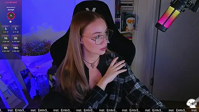 Snapshot of Emili1- chatting on December 5, 2025, 1:53 pm Emili1- online show from December 5, 2025, 1:53 pm