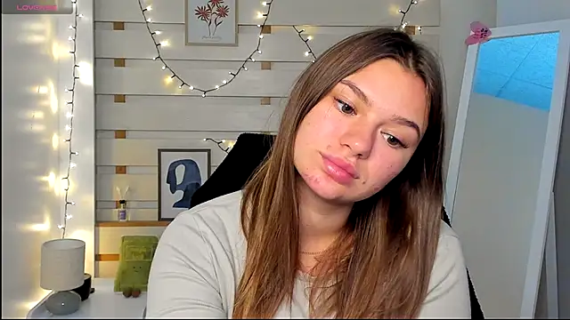 Josephine Kiss online show from October 4, 2025, 12:50 pm