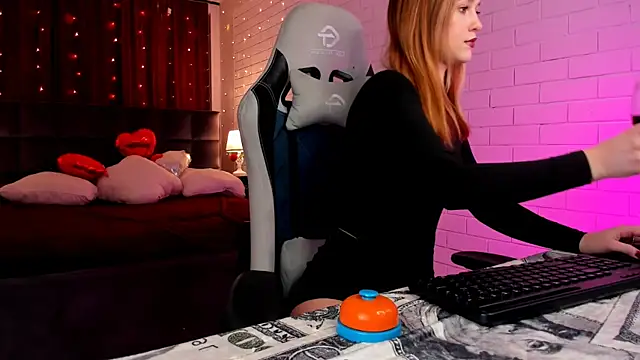 LolaLemona online show from March 2, 2025, 9:32 am