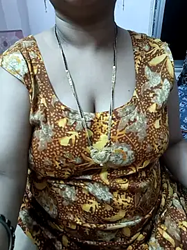 cuteyqueen online show from November 3, 2025, 6:33 pm