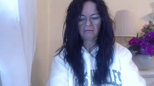 HelenLuxx online show from October 21, 2025, 6:13 am