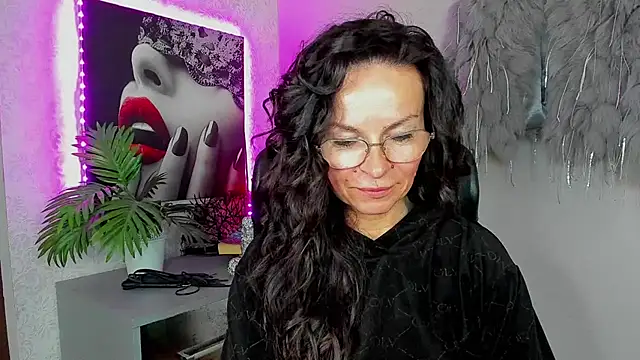 HelenLuxx online show from April 23, 2026, 3:13 pm