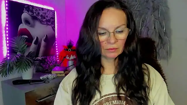 HelenLuxx online show from March 2, 2026, 2:46 pm